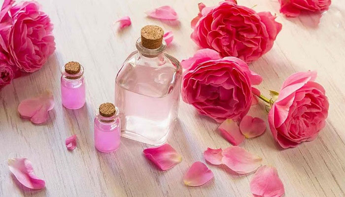 গরমে ত্বকের যত্নে একমাত্র ভরসা হতে পারে গোলাপজল