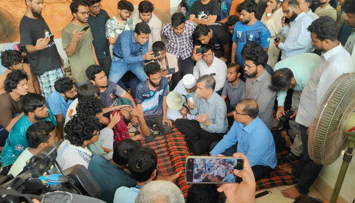 অনশনে থাকা শিক্ষার্থীদের খোঁজ নিতে কুয়েটে শিক্ষা উপদেষ্টা