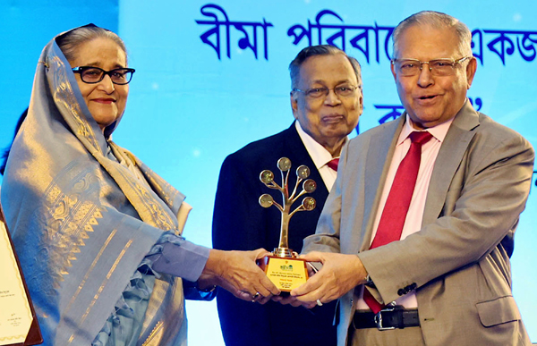 জাতীয় বীমা দিবসে বঙ্গবন্ধু আন্তর্জাতিক সম্মেলন কেন্দ্রে বীমা দাবি পরিশোধে বিশেষ অবদানের জন্য ন্যাশনাল লাইফ ইন্স্যুরেন্স কোম্পানীর চেয়ারম্যান মোরশেদ আলম এমপিকে জাতীয় সম্মাননা স্মারক প্রদান করেন প্রধানমন্ত্রী শেখ হাসিনা             -পিআইডি                                           