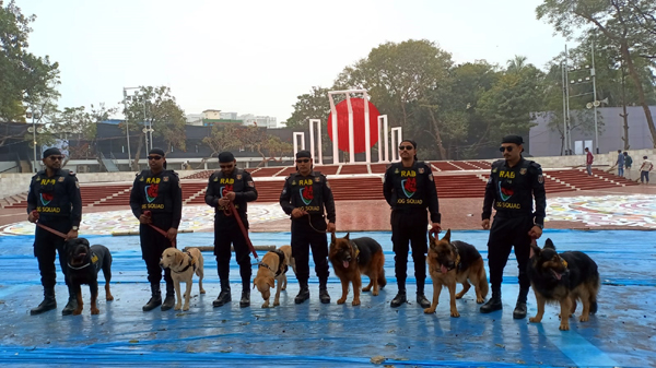 আন্তর্জাতিক মাতৃভাষা দিবস উপলক্ষে শহীদ মিনার এলাকা নিরাপত্তার চাদরে মুড়িয়ে ফেলেছে আইনশৃঙ্খলা বাহিনী। ডগ স্কোয়াড দিয়ে তল্লাশি চালাচ্ছে র্যা ব