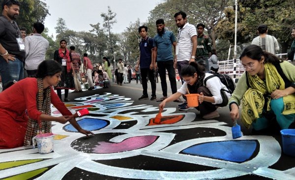 অমর একুশে ফেব্রুয়ারি উপলক্ষে ভাষা শহীদদের শ্রদ্ধা জানিয়ে কেন্দ্রীয় শহীদ মিনারসহ আশপাশের এলাকায় আলপনা আঁকছে শিক্ষার্থীরা     